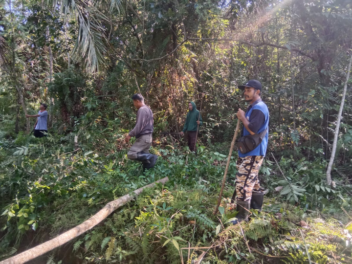 Gotong Royong Masal dan membersihkan Gulma arah jalur  kepemakaman di Wilayah RT.01 Kelurahan Sindang Sari.