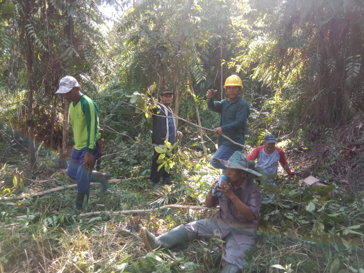 Gotong Royong Masal dan membersihkan Gulma arah jalur  kepemakaman di Wilayah RT.01 Kelurahan Sindang Sari.