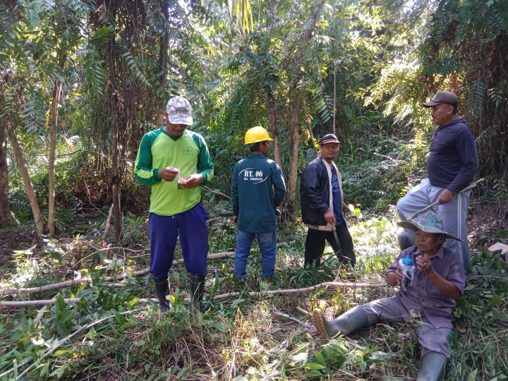 Gotong Royong Masal dan membersihkan Gulma arah jalur  kepemakaman di Wilayah RT.01 Kelurahan Sindang Sari.