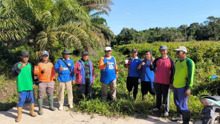Gotong Royong Masal dan membersihkan Gulma arah jalur  kepemakaman di Wilayah RT.01 Kelurahan Sindang Sari.