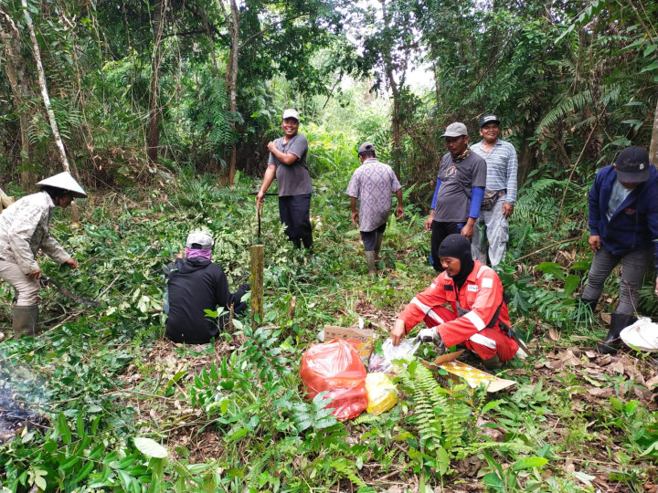 Gotong Royong Masal dan membersihkan Gulma arah jalur  kepemakaman di Wilayah RT.01 Kelurahan Sindang Sari.