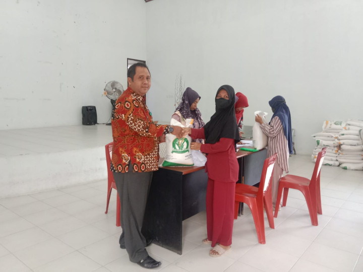 Pendisbusian Beras dari Buloq di Kelurahan Sindang Sari