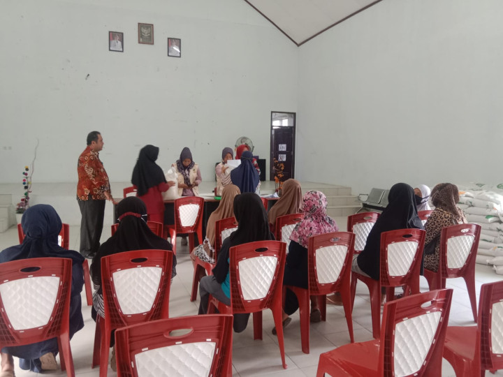 Pendisbusian Beras dari Buloq di Kelurahan Sindang Sari