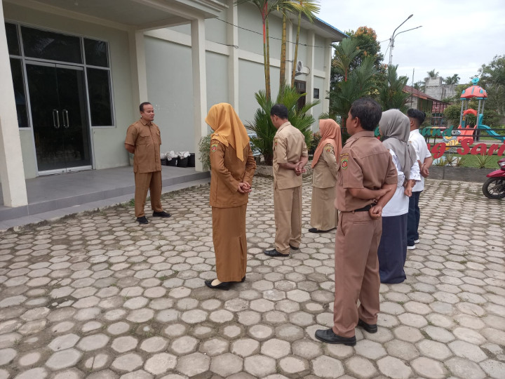 Rutinitas apel pagi di lingkungan pemerintahan Kantor kelurahan Sindang Sari