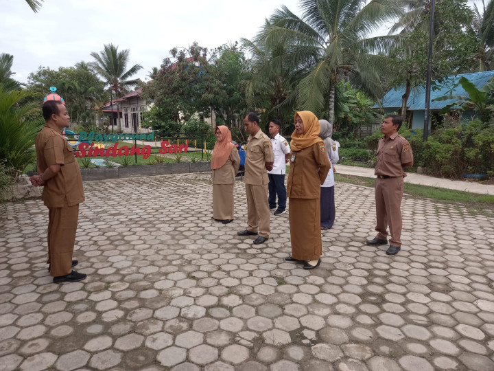 Rutinitas apel pagi di lingkungan pemerintahan Kantor kelurahan Sindang Sari