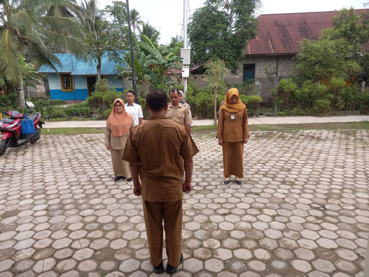 Rutinitas apel pagi di lingkungan pemerintahan Kantor kelurahan Sindang Sari