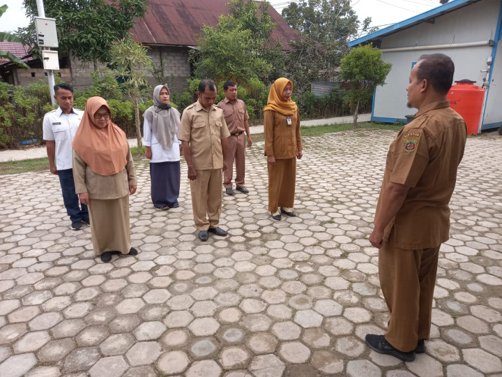 Rutinitas apel pagi di lingkungan pemerintahan Kantor kelurahan Sindang Sari