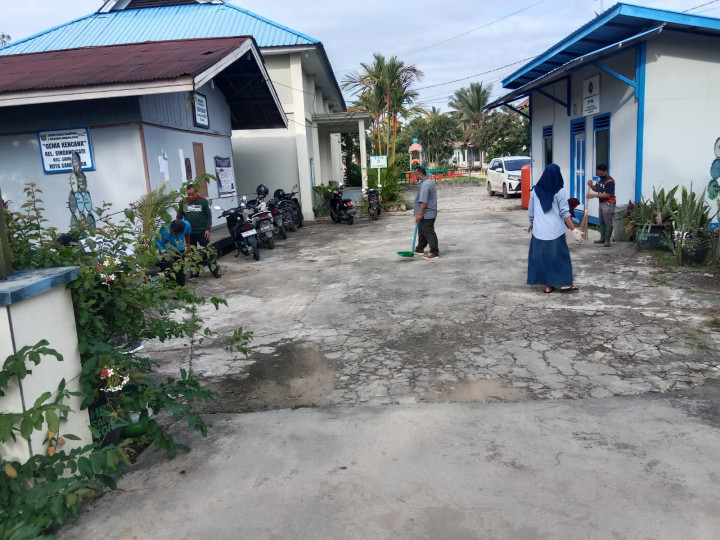 Gotong Royong  Membersihkan Lingkungan Gedung Kantor Kelurahan Sindang Sari
