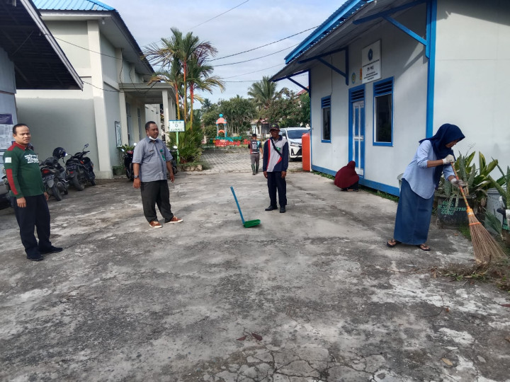 Gotong Royong  Membersihkan Lingkungan Gedung Kantor Kelurahan Sindang Sari