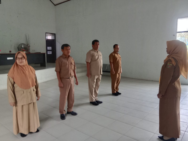 Kegiatan Rutinitas apel p[agi di lingkungan pemerintahan Kantor Kelurahan Sindang Sari