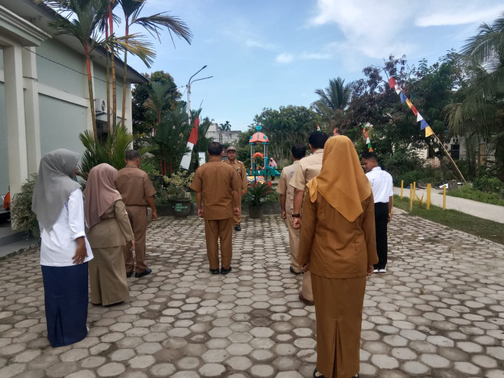 Rutinitas Apel Pagi di Lingkungan Pemerintahan Kelurahan Sindang Sari di Pimpin  oleh Bapak Lurah Ferry Yulian,.SE.MM di Ikuti seluruh pegawai Kelurahan  Sindang Sari