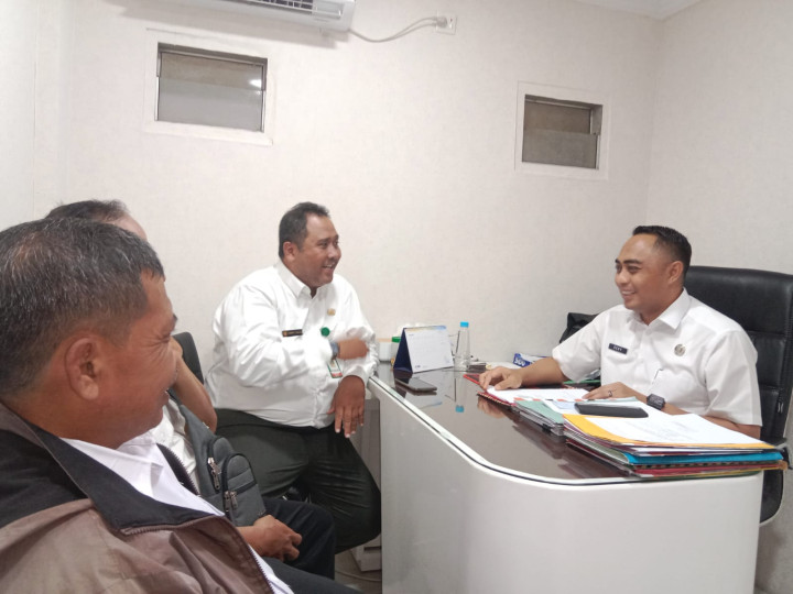 Kunjungan bersama Bapak Lurah serta kasi Pemerintahan dan staff kelurahan sindang sari ke BPKAD Samarindakota dalam Rangka Konsultasi permasalahan pertanahan milik aset pemkot yang berada di Jalan Karya Bakti RT.09 Kelurahan Sindang Sari.