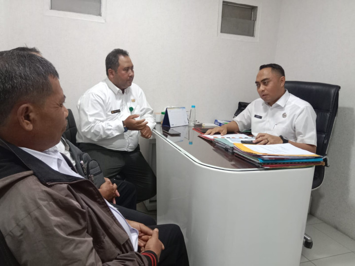 Kunjungan bersama Bapak Lurah serta kasi Pemerintahan dan staff kelurahan sindang sari ke BPKAD Samarindakota dalam Rangka Konsultasi permasalahan pertanahan milik aset pemkot yang berada di Jalan Karya Bakti RT.09 Kelurahan Sindang Sari.