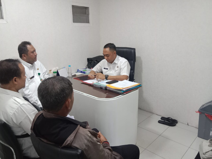 Kunjungan bersama Bapak Lurah serta kasi Pemerintahan dan staff kelurahan sindang sari ke BPKAD Samarindakota dalam Rangka Konsultasi permasalahan pertanahan milik aset pemkot yang berada di Jalan Karya Bakti RT.09 Kelurahan Sindang Sari.