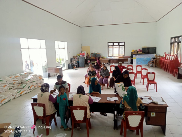 Pendistribusian Beras Buloq tahun 2024 oleh penerima yang terdaftar di daftar CPP Pusat.