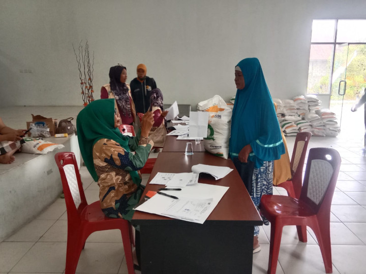 Pendistribusian Beras Buloq tahun 2024 oleh penerima yang terdaftar di daftar CPP Pusat.