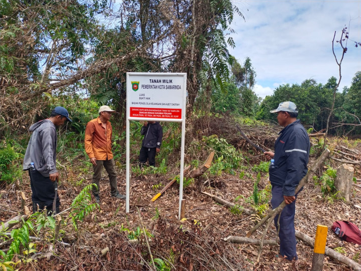 Peninjauan dan Pemasangan Patok Tapal Batas Lahan Pemakaman yang berlokasi di Jalan Sungai Manggis Sindang Sari