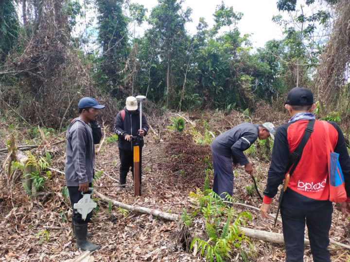 Peninjauan dan Pemasangan Patok Tapal Batas Lahan Pemakaman yang berlokasi di Jalan Sungai Manggis Sindang Sari