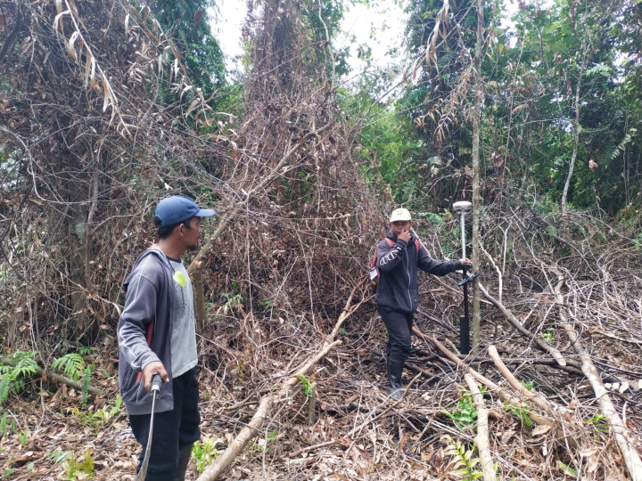 Peninjauan dan Pemasangan Patok Tapal Batas Lahan Pemakaman yang berlokasi di Jalan Sungai Manggis Sindang Sari