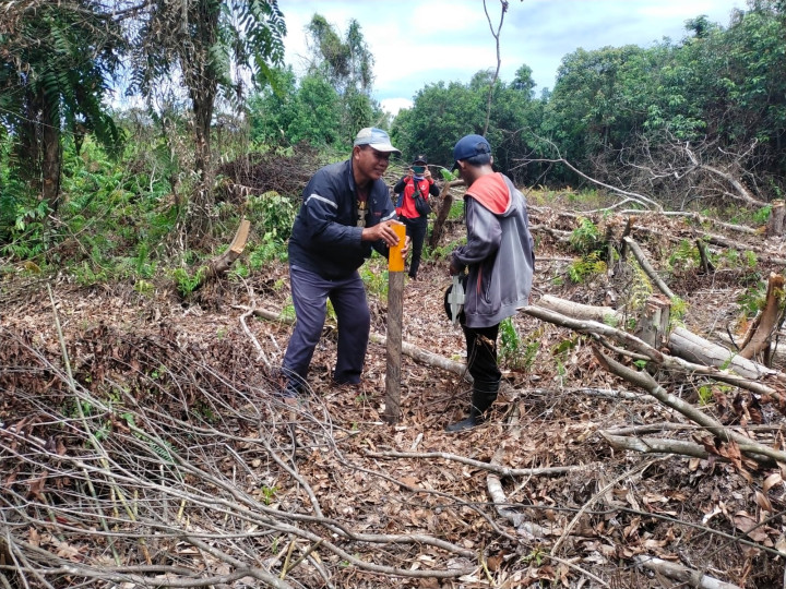 Peninjauan dan Pemasangan Patok Tapal Batas Lahan Pemakaman yang berlokasi di Jalan Sungai Manggis Sindang Sari