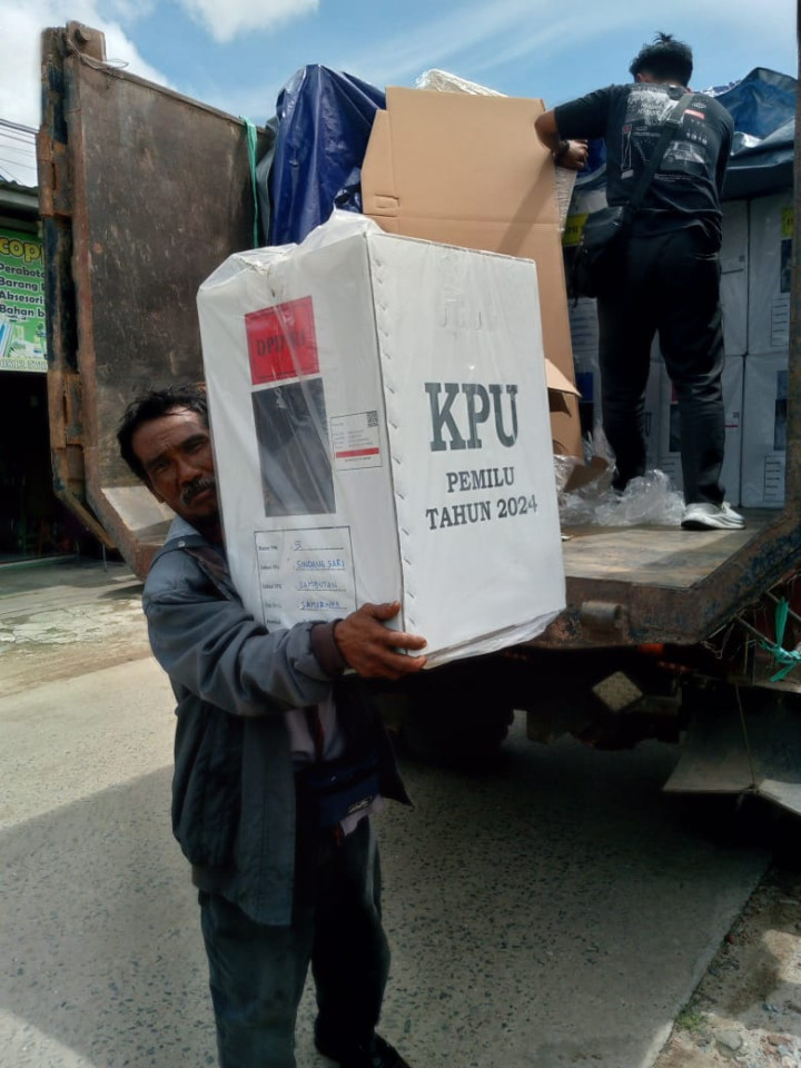 Membantu Menaikan Kotak Suara ke Truk pengangkut yang akan distribusikan ke TPS yang di setiap TPS Kelurahan Sindang Sari.