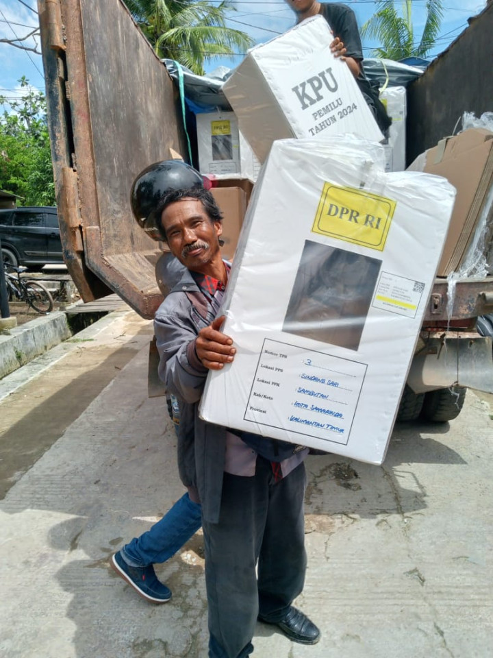 Membantu Menaikan Kotak Suara ke Truk pengangkut yang akan distribusikan ke TPS yang di setiap TPS Kelurahan Sindang Sari.