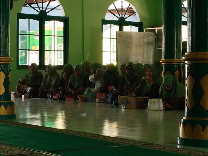 Dalam Rangka peringatan Israj Mi'raj Nabi Besar Muhammad SAW Masjid Al-Misbakh Sindang Sari. dengan penceramah DR.KH.MOH.MAHRUS S.ag.M.Hi Samarinda.