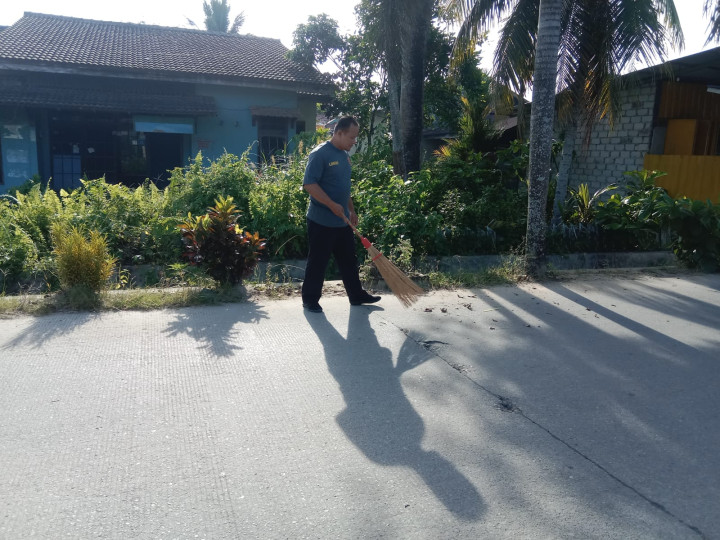 Gotong Royong Membersihkan Gulma dan rumput di sekitar Gedung Kantor Kelurahan Sindang Sari