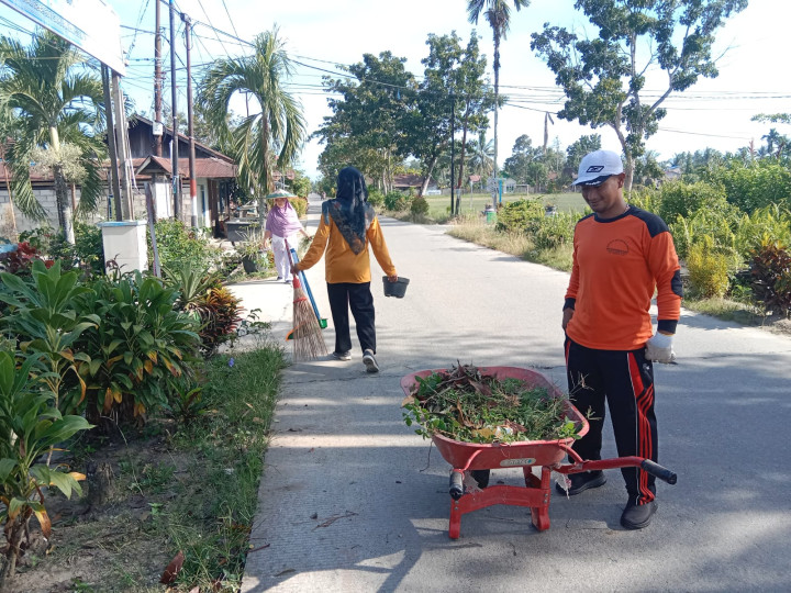 Gotong Royong Membersihkan Gulma dan rumput di sekitar Gedung Kantor Kelurahan Sindang Sari