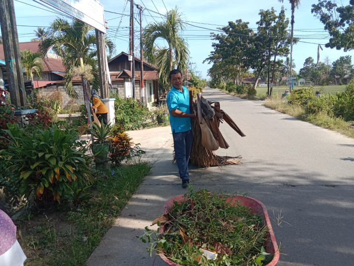 Gotong Royong Membersihkan Gulma dan rumput di sekitar Gedung Kantor Kelurahan Sindang Sari