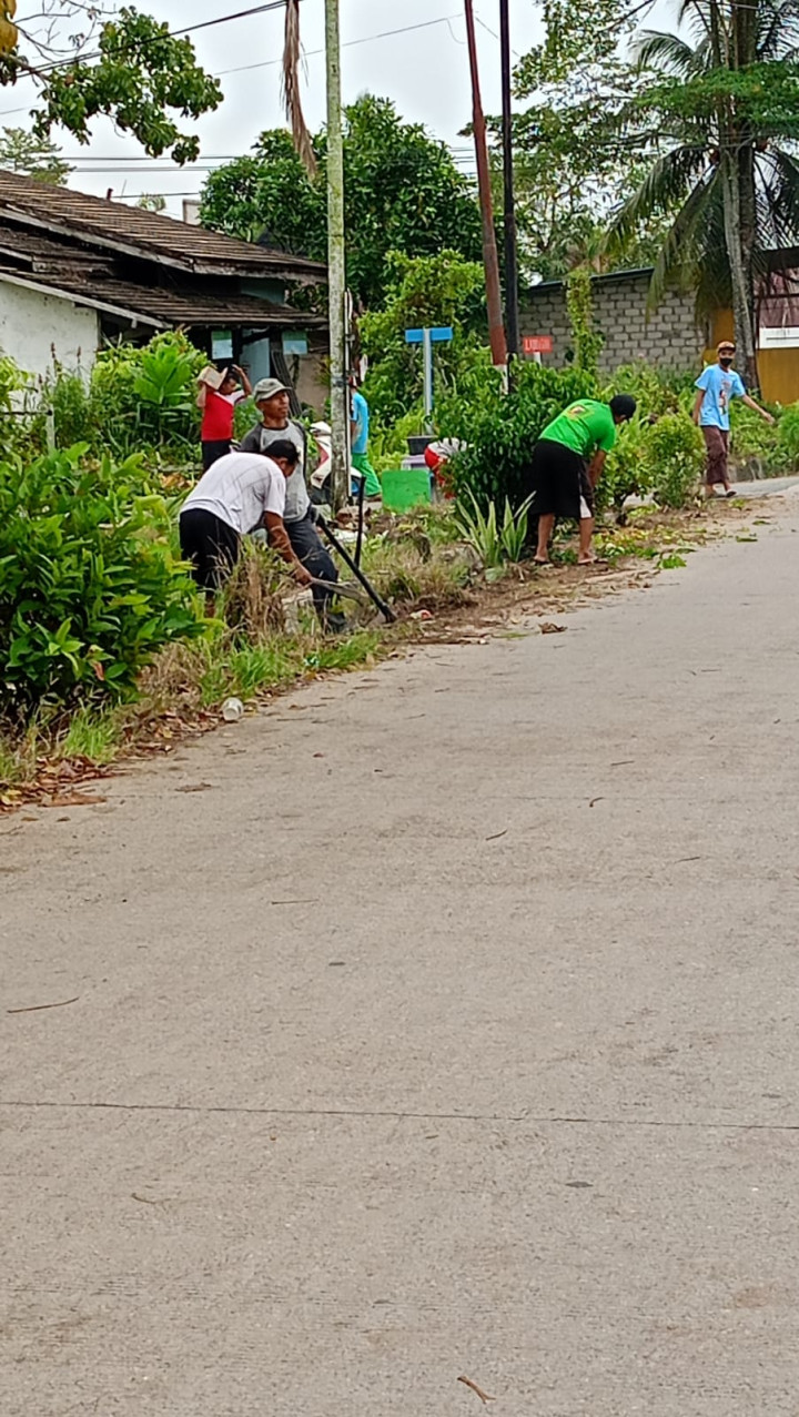 Gotong Royong Serentak di Wilayah RT. masing-masing Kelurahan Sindang Sari.
