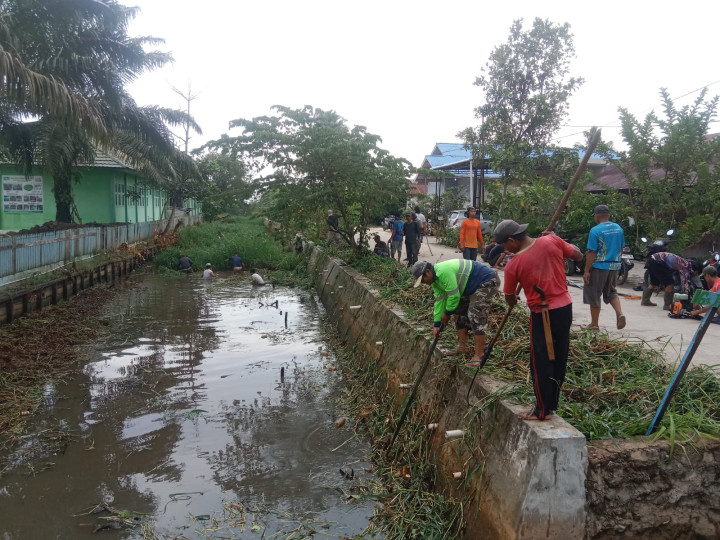 Gotong Royong Serentak di Wilayah RT. masing-masing Kelurahan Sindang Sari.