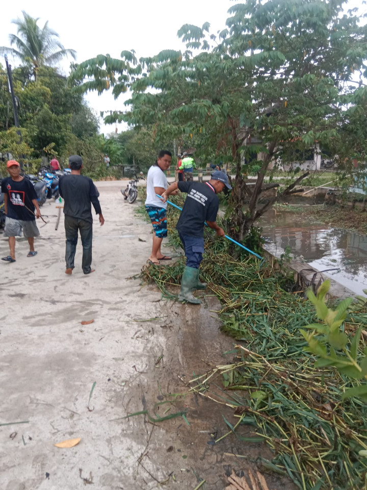 Gotong Royong Serentak di Wilayah RT. masing-masing Kelurahan Sindang Sari.