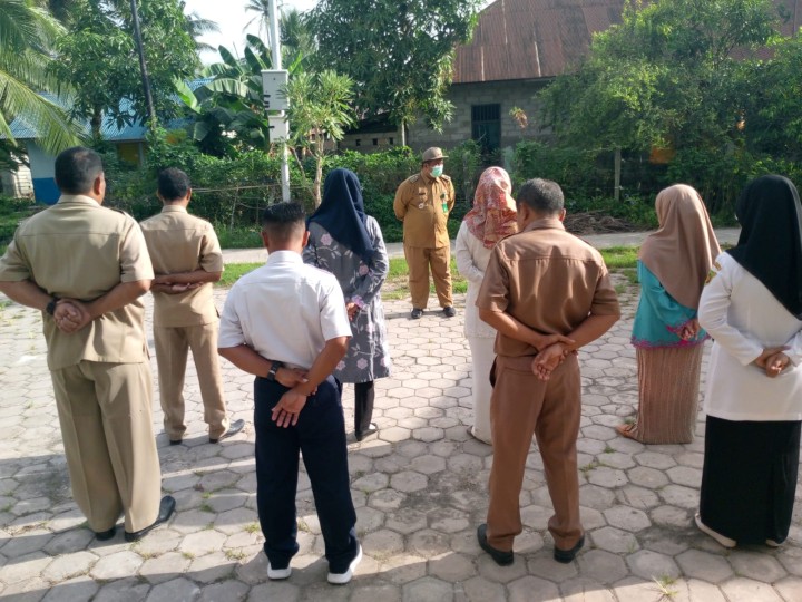Rutinitas Apel Pagi di lingkungan Pemerintahan Kantor Kelurahan Sindang Sari. Di Pimpin oleh lurah Bapak FERRY YULIAN.SE,.MM di ikuti seluruh pegawai kelurahan sindang sari.