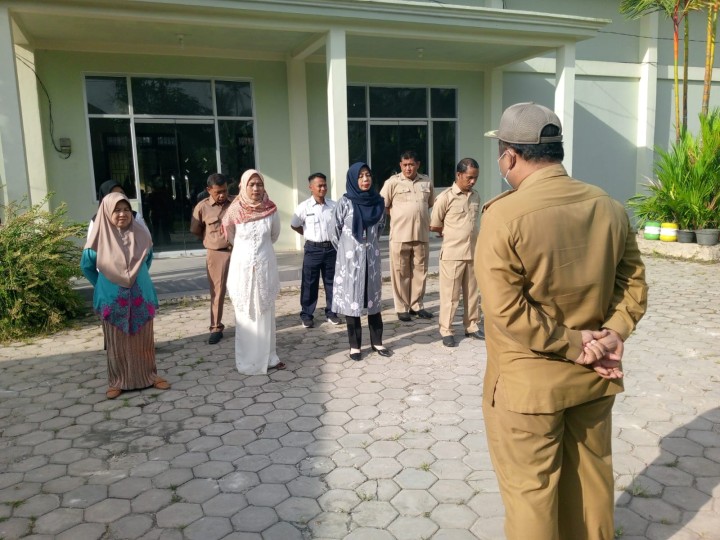 Rutinitas Apel Pagi di lingkungan Pemerintahan Kantor Kelurahan Sindang Sari. Di Pimpin oleh lurah Bapak FERRY YULIAN.SE,.MM di ikuti seluruh pegawai kelurahan sindang sari.