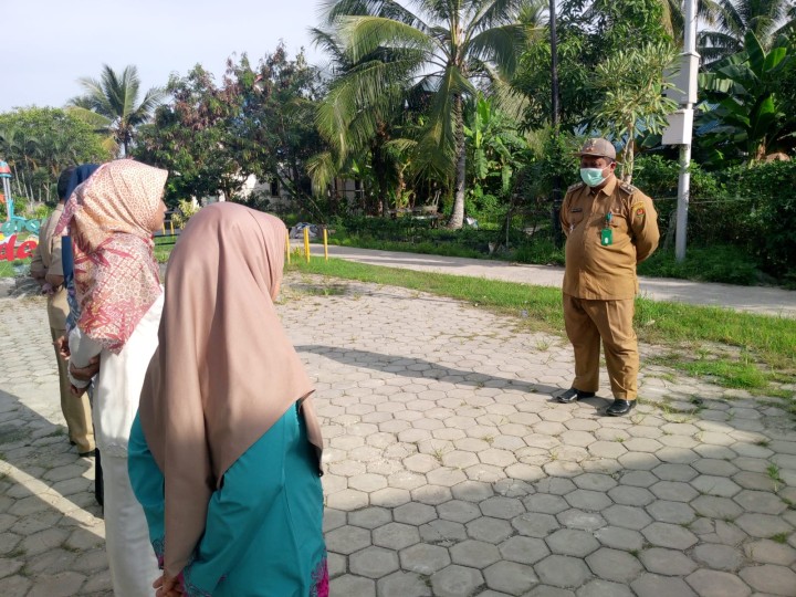 Rutinitas Apel Pagi di lingkungan Pemerintahan Kantor Kelurahan Sindang Sari. Di Pimpin oleh lurah Bapak FERRY YULIAN.SE,.MM di ikuti seluruh pegawai kelurahan sindang sari.