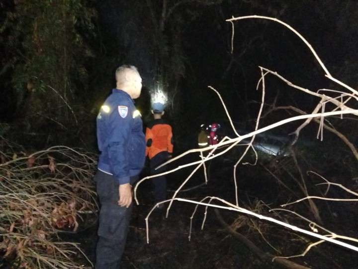 Monitoring evakuasi pemadaman lahan yang terbakar di wilayah jalan sungai manggis yang langsung perbatasan langsung oleh wilayah yakni desa sidomulyo Kec.Anggana.KUKAR.