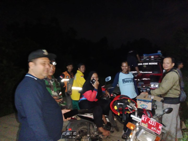 Monitoring evakuasi pemadaman lahan yang terbakar di wilayah jalan sungai manggis yang langsung perbatasan langsung oleh wilayah yakni desa sidomulyo Kec.Anggana.KUKAR.