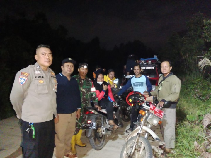 Monitoring evakuasi pemadaman lahan yang terbakar di wilayah jalan sungai manggis yang langsung perbatasan langsung oleh wilayah yakni desa sidomulyo Kec.Anggana.KUKAR.