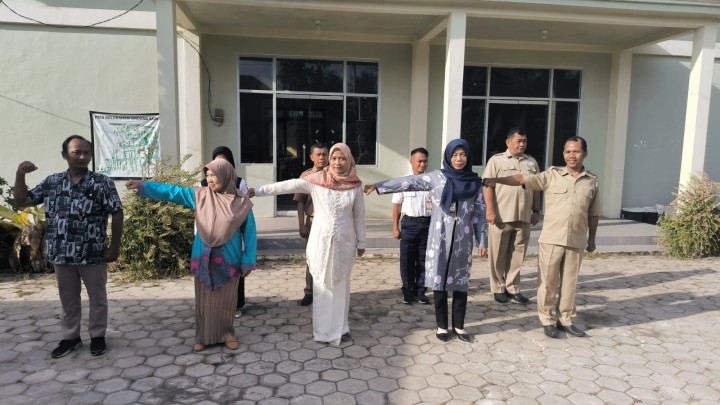 Rutinitas Apel Pagi di lingkungan Pemerintahan Kantor Kelurahan Sindang Sari. Di Pimpin oleh lurah Bapak FERRY YULIAN.SE,.MM di ikuti seluruh pegawai kelurahan sindang sari.
