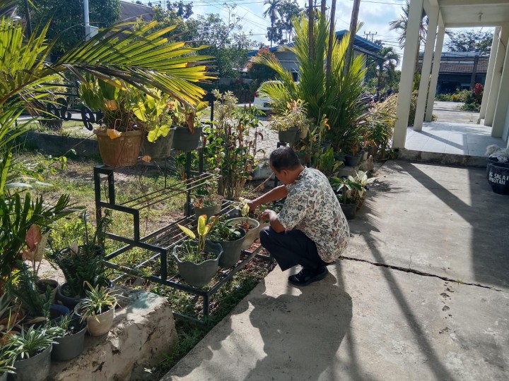 Gotong Royong di Lingkungan Sekitar Kantor Kelurahan Sindang Sari