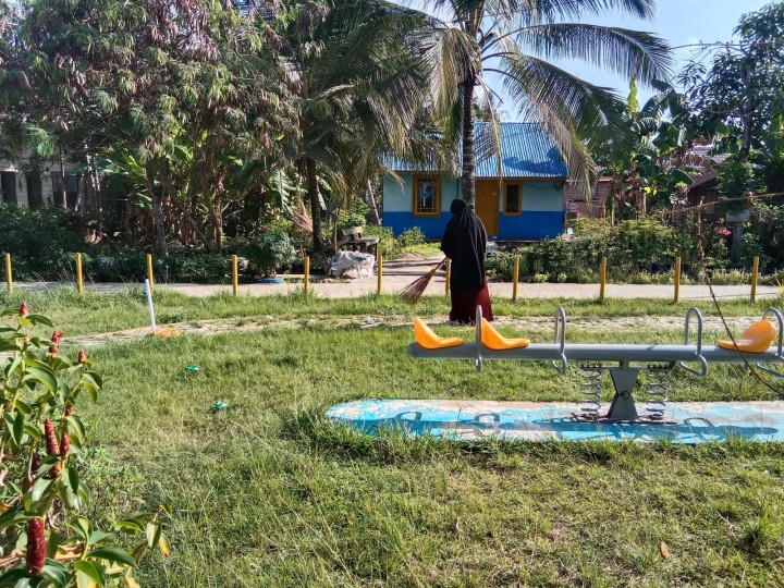 Gotong Royong di Lingkungan Sekitar Kantor Kelurahan Sindang Sari