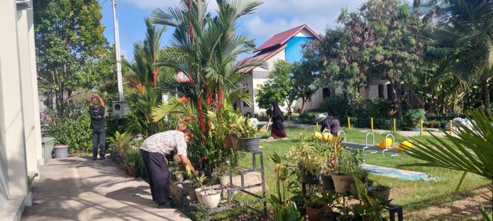 Gotong Royong di Lingkungan Sekitar Kantor Kelurahan Sindang Sari