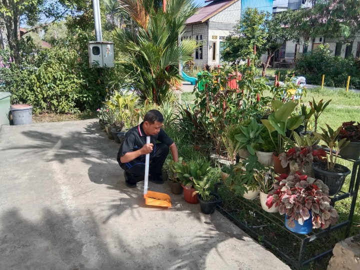 Gotong Royong di Lingkungan Sekitar Kantor Kelurahan Sindang Sari