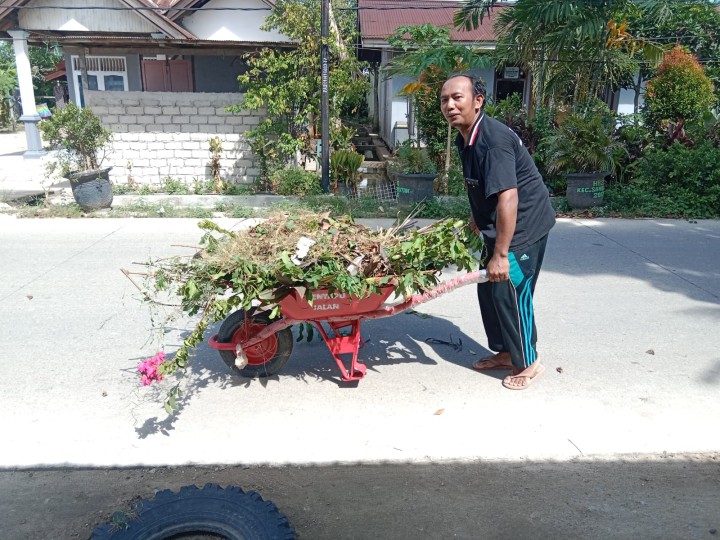 Gotong Royong di Lingkungan Sekitar Kantor Kelurahan Sindang Sari