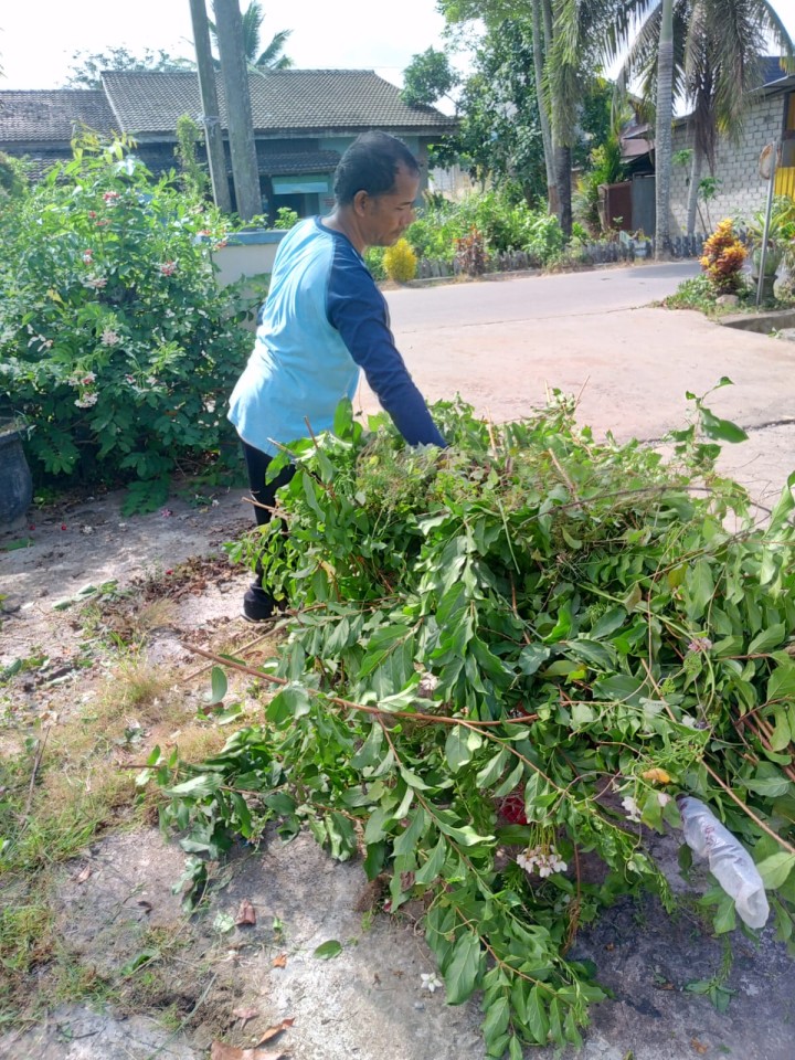 Gotong Royong di Lingkungan Sekitar Kantor Kelurahan Sindang Sari