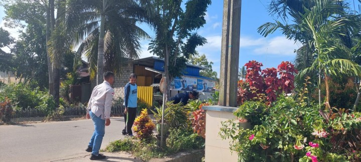 Gotong Royong di Lingkungan Sekitar Kantor Kelurahan Sindang Sari