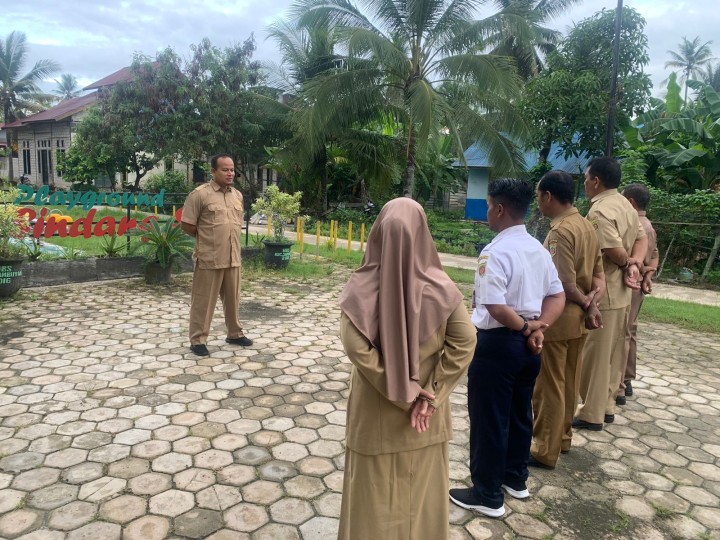 Rutinitas apel pagi di Lingkungan Pemerintahan Kantor Kelurahan Sindang Sari