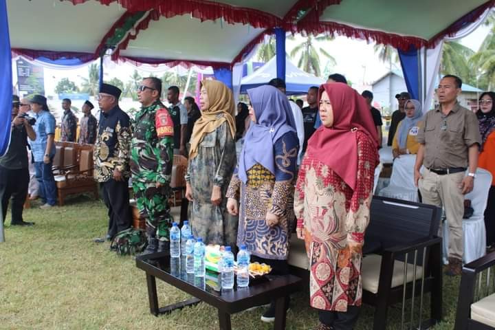 Menghadiri Undangan Pembukaan Pameran dan Kontes Bonsay "THE LUXURY BONSAY OF PESUT MAHAKAM" di Kelurahan Makroman