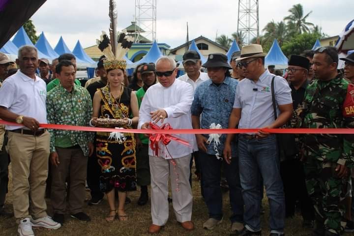 Menghadiri Undangan Pembukaan Pameran dan Kontes Bonsay "THE LUXURY BONSAY OF PESUT MAHAKAM" di Kelurahan Makroman